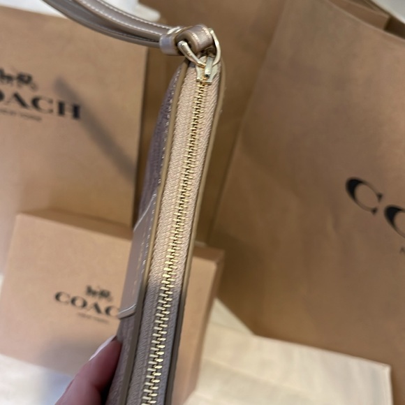 Coach Women’s Wristlet. NWT. Corner Zip. Gift Ready Coach Box & Bag - Picture 6 of 8